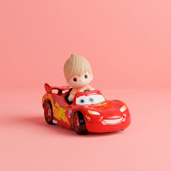 ESCULTURA MENINO CARROS DISNEY