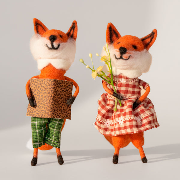 CASAL RAPOSINHAS VESTIDAS DE LA DE FELTRO