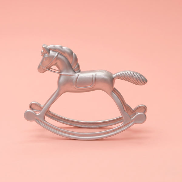 M1 ESCULTURA CAVALO DE BALANCO DE METAL PINTADO DE PRATA
