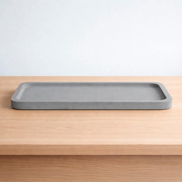 BANDEJA BORDA RASA RESINA CINZA