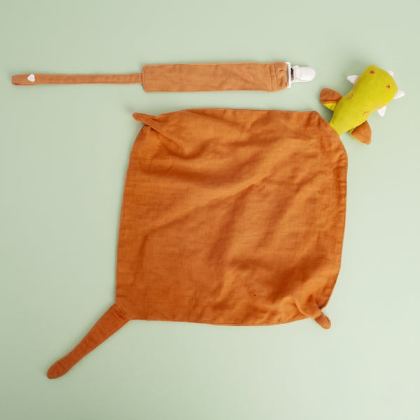 JOGO DE NANINHA E PORTA CHUPETA DRAGAO VERDE  DE TECIDO LINHO