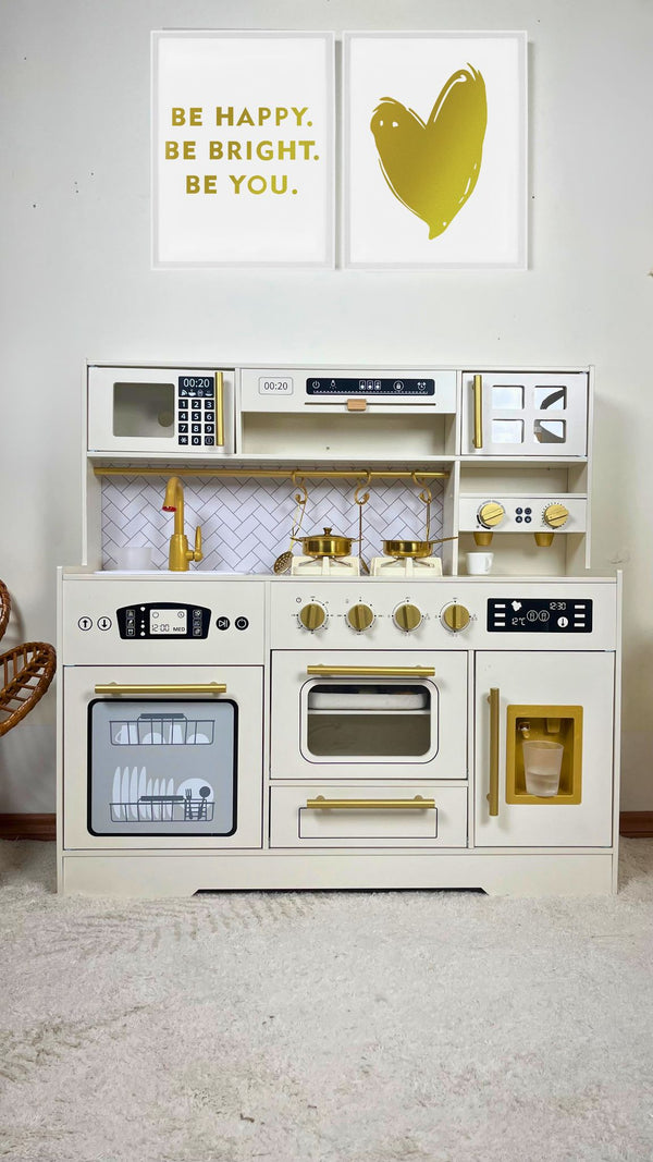 COZINHA FUNCIONAL E ACESSORIOS COM DETALHES EM BRANCO E DOURADO