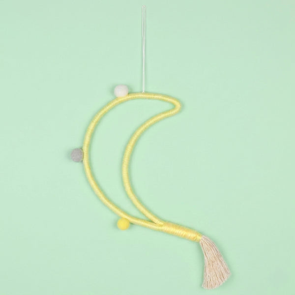 ADORNO DE PAREDE LUA AMARELA COM POMPOM