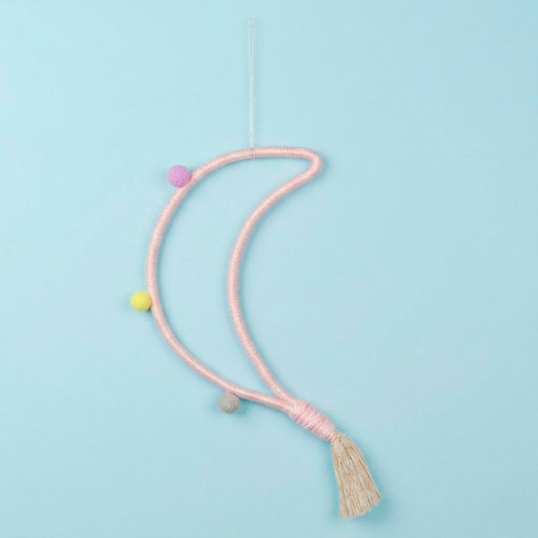 ADORNO DE PAREDE LUA ROSA COM POMPOM