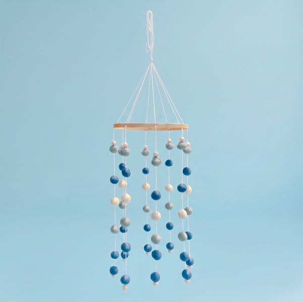 MOBILE POMPOM EM TONS DE AZUL