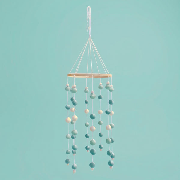 MOBILE POMPOM EM TONS DE VERDE