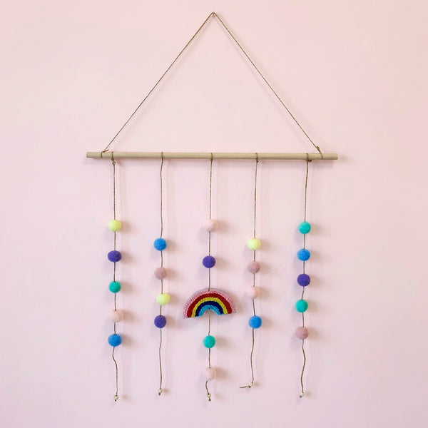 MOBILE ARCO IRIS COM POMPOM
