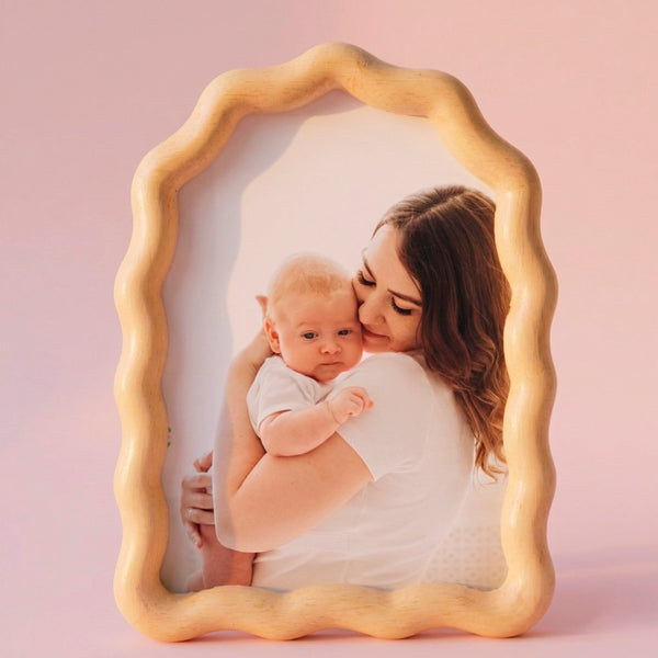 PORTA RETRATO ARCO ONDULADO DE MADEIRA TALHADA 10X15