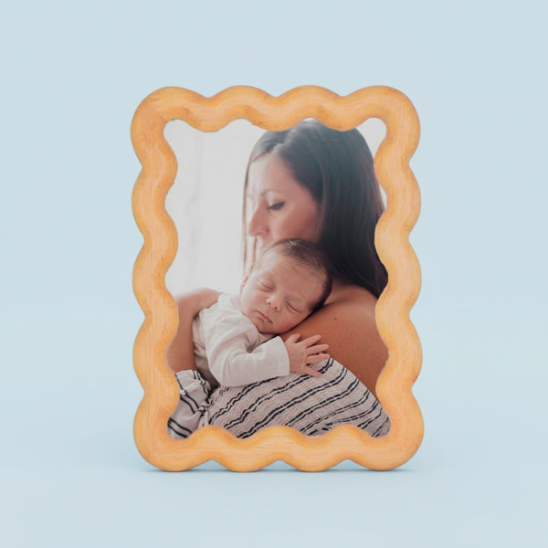 PORTA RETRATO RETANGULO ONDULADO DE MADEIRA TALHADA 10X15