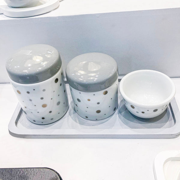 BANDEJA BORDA RASA RESINA CINZA