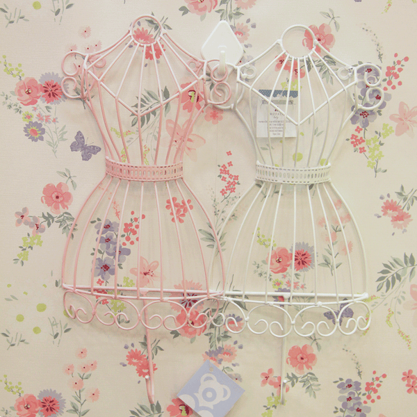 GANCHO EM FORMA DE VESTIDO ROSA
