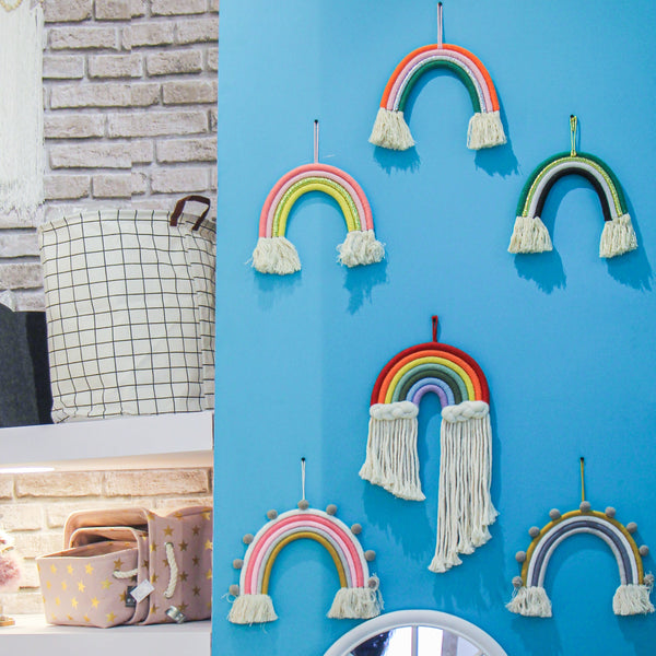 ADORNO DE PAREDE ARCO IRIS ROSA E BRANCO COM POMPOM CINZA