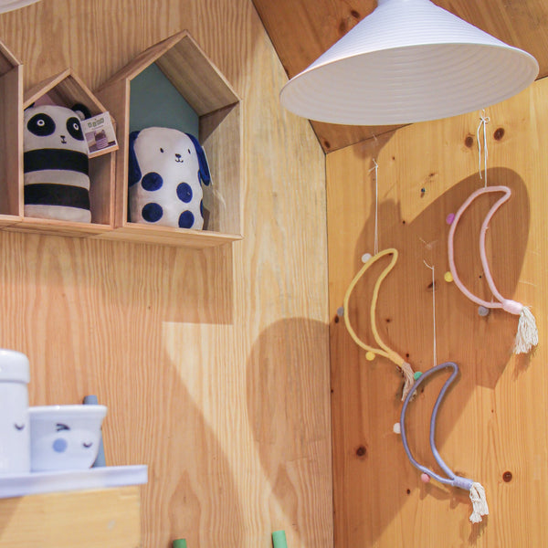 ADORNO DE PAREDE LUA ROSA COM POMPOM