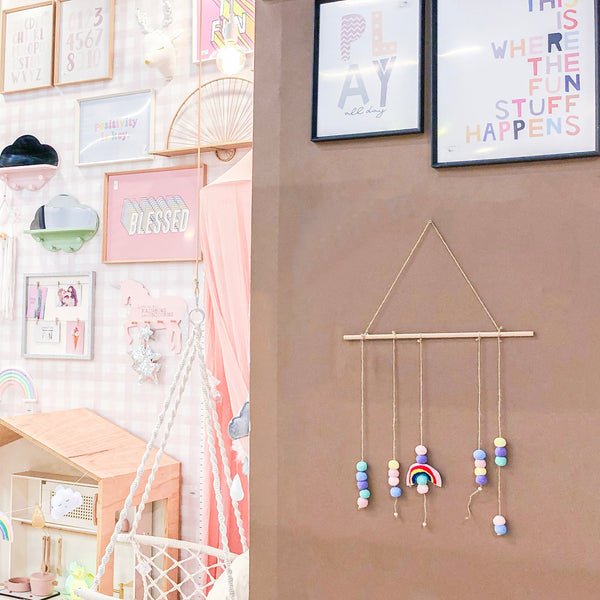 MOBILE ARCO IRIS COM POMPOM