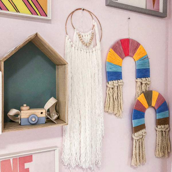 DECORACAO ARCO IRIS COM FIOS COLORIDOS COM BRANCO