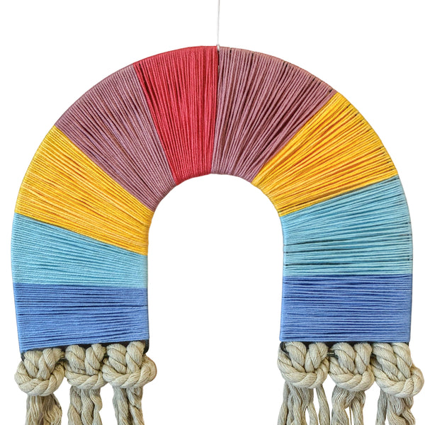 DECORACAO ARCO IRIS COM FIOS COLORIDOS COM BRANCO