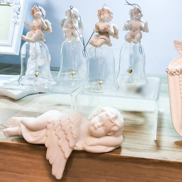 JOGO DE DUAS ESCULTURAS ANJO DORMINDO NA ASA DE PORCELANA